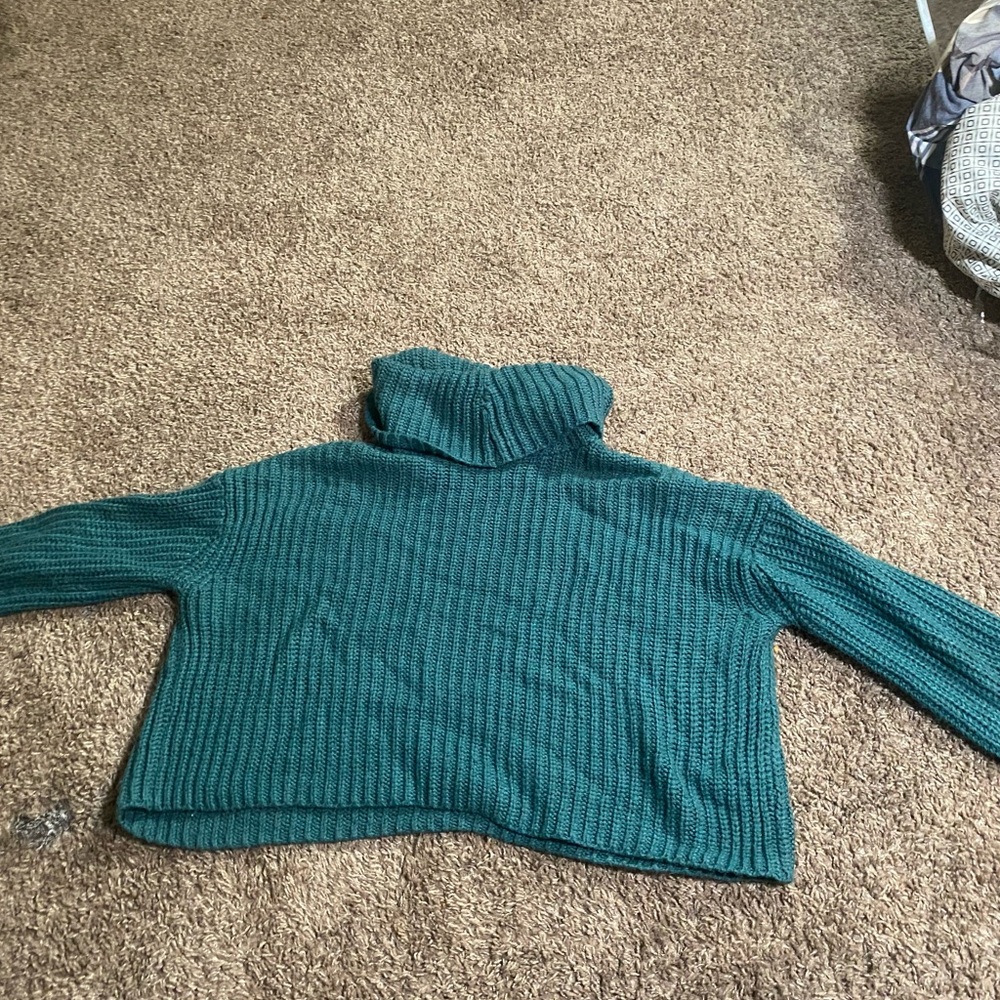 Cropped cowl neck sweater Size M